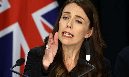Thủ tướng New Zealand thông báo các biện pháp kiểm soát của nước này nhằm đối phó biến thể Omicron. Ảnh: AFP