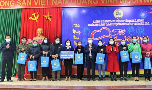 LĐLĐ huyện Thạch Hà trao quà Tết cho các đoàn viên, người lao động. Ảnh: CĐ.