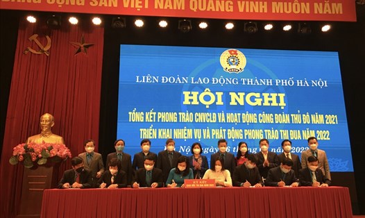 Phó Chủ tịch Thường trực Tổng Liên đoàn Lao động Việt Nam Trần Thanh Hải (thứ 4, từ trái sang, hàng sau) chứng kiến các đơn vị của Liên đoàn Lao động Hà Nội ký giao ước thi đua năm 2022. Ảnh: Kiều Vũ