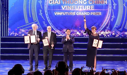 Thủ tướng Chính phủ Phạm Minh Chính trao Giải thưởng chính VinFuture cho các nhà khoa học. Ảnh: Đình Trường