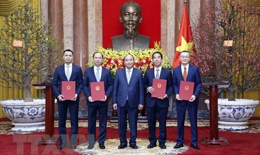 Chủ tịch nước Nguyễn Xuân Phúc trao Quyết định bổ nhiệm cho các Thứ trưởng Ngoại giao. Ảnh: TTXVN