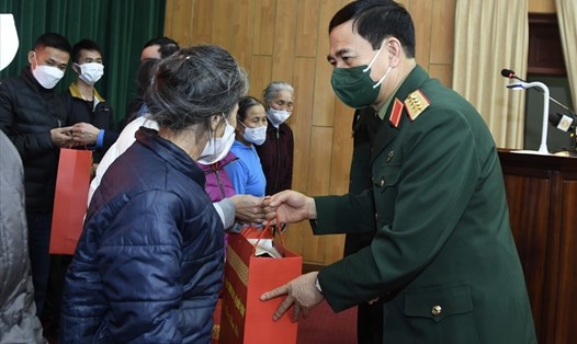 Bộ trưởng Bộ Quốc phòng Phan Văn Giang trao quà cho người dân, công nhân có hoàn cảnh khó khăn của tỉnh Hưng Yên ngày 20.1. 
Ảnh: Hải Nguyễn