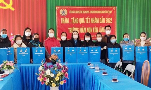 Các cấp Công đoàn tỉnh Thái Nguyên hỗ trợ người lao động vui xuân đón Tết. Ảnh: LĐLĐ Thái Nguyên