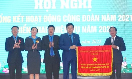 Lãnh đạo LĐLĐ tỉnh Nghệ An đón nhận Cờ thi đua của Chính phủ tặng đơn vị xuất sắc trong phong trào thi đua. Ảnh: DT
