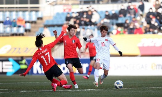 Tuyển nữ Việt Nam đọ sức với tuyển Hàn Quốc trong trận mở màn tại Asian Cup nữ 2022. Ảnh: VFF