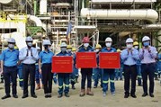 Công nhân lao động tại Dự án Hóa dầu Long Sơn nhận quà Tết