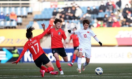 Tuyển nữ Hàn Quốc (áo đỏ) được đánh giá cao hơn rất nhiều so với tuyển nữ Việt Nam. Ảnh: AFC