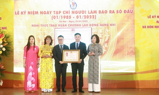 Ông Lê Quốc Minh trao Huân chương Lao động Hạng Nhì cho tập thể cán bộ, phóng viên Tạp chí Người Làm Báo. Ảnh: PV