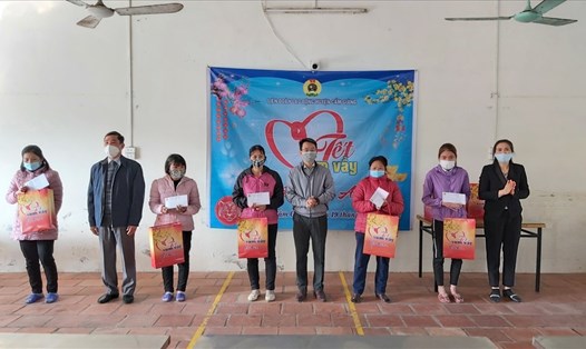 Liên đoàn Lao động huyện Cẩm Giàng trao 245 suất quà tặng công nhân lao động tại các chương trình Tết sum vầy. Ảnh: DT