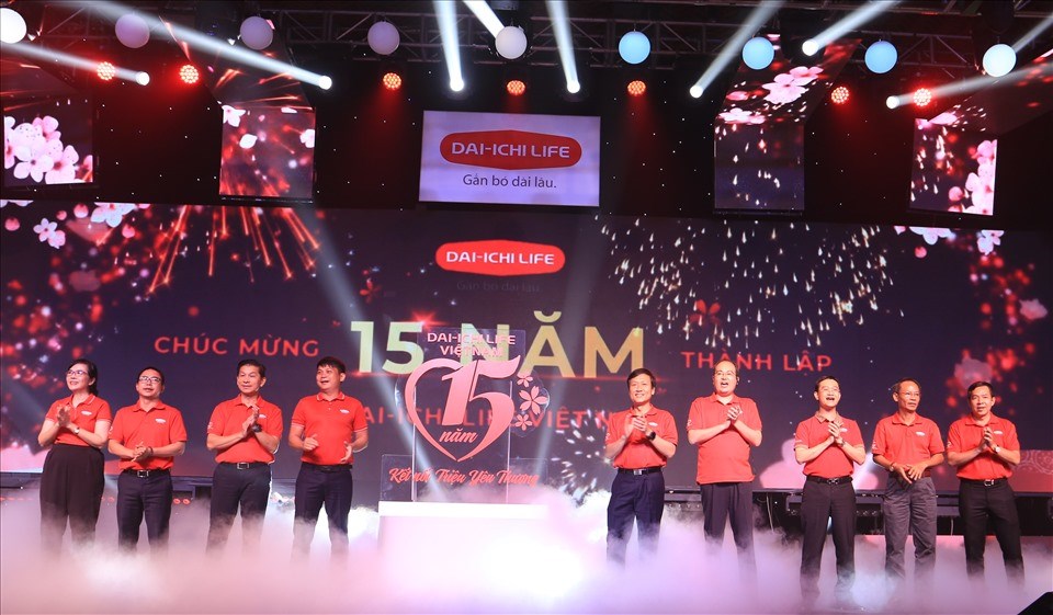 Ban Lãnh đạo Cấp cao Dai-ichi Life Việt Nam chào mừng 15 năm thành lập công ty Ban Lãnh đạo Cấp cao Dai-ichi Life Việt Nam chào mừng 15 năm thành lập công ty