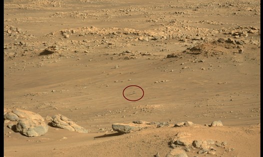 Trực thăng sao Hỏa Ingenuity của NASA ở "sân bay J" (sân bay thứ 10) thuộc khu vực địa chất "Séíitah" trên sao Hỏa trong bức ảnh do tàu Perseverance chụp ở khoảng cách khoảng 295m. Ảnh: NASA