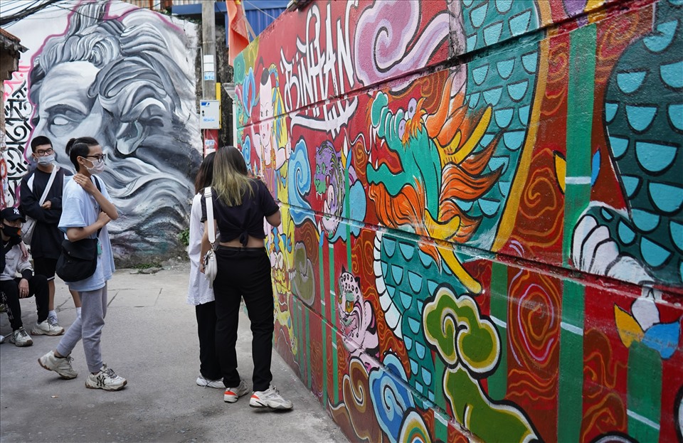 Ngõ "bích hoạ" Hải Phòng thu hút đông giới trẻ đến tham quan, chụp ảnh những ngày cuối năm. Ảnh: Mai Dung