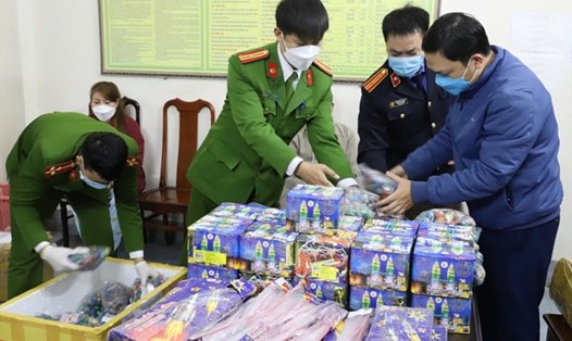 Công an tỉnh Hà Tĩnh bắt một vụ buôn bán, tàng trữ pháo trái phép. Ảnh: LDO