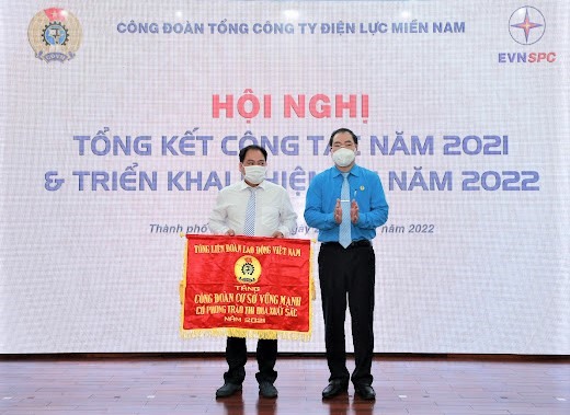 Ông Đỗ Đức Hùng - Chủ tịch Công đoàn EVN - trao cờ thi đua của Tổng LĐLĐ Việt Nam cho Công đoàn cơ sở Công ty Điện lực Ninh Thuận, trực thuộc Công đoàn EVNSPC. Ảnh: Đức Long