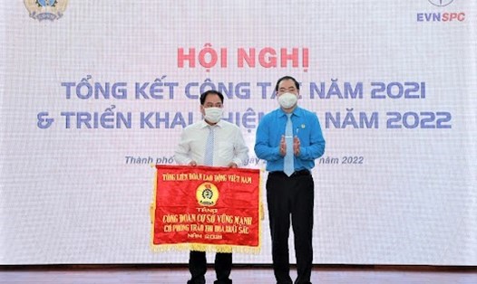 Ông Đỗ Đức Hùng - Chủ tịch Công đoàn EVN - trao cờ thi đua của Tổng LĐLĐ Việt Nam cho Công đoàn cơ sở Công ty Điện lực Ninh Thuận, trực thuộc Công đoàn EVNSPC. Ảnh: Đức Long