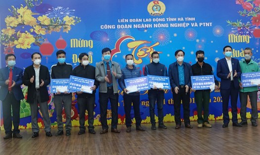 Trao hỗ trợ làm 6 nhà Mái ấm Công đoàn cho đoàn viên khó khăn thuộc Công đoàn ngành NNPTNT Hà Tĩnh. Ảnh: Trần Tuấn