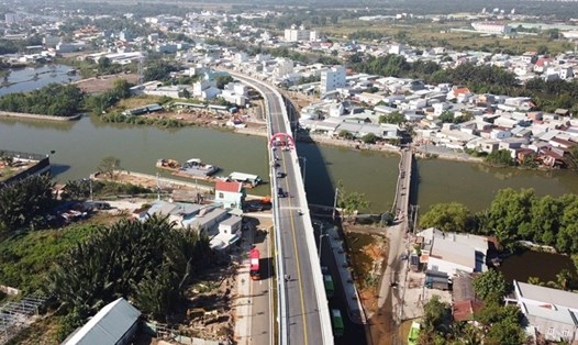 Cầu Phước Lộc mới nối hai xã Phước Kiển và Phước Lộc (huyện Nhà Bè). Ảnh: Anh Tú