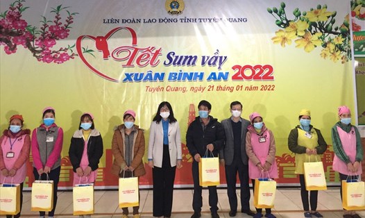 Chủ tịch UBND tỉnh Tuyên Quang (thứ 4 từ phải) và lãnh đạo LĐLĐ tỉnh tặng quà cho công nhân có hoàn cảnh khó khăn.