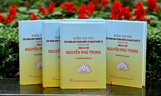 Cuốn sách “Niềm tin yêu của nhân dân trong nước và bạn bè quốc tế dành cho Tổng Bí thư Nguyễn Phú Trọng”.