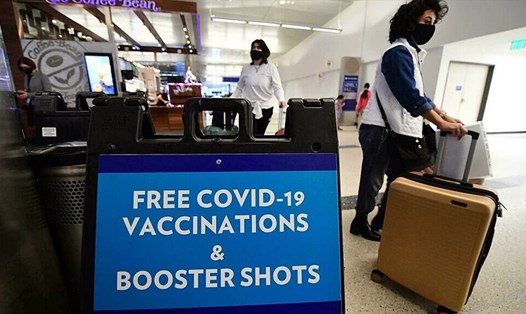 Nghiên cứu của Mỹ chỉ ra hiệu quả của mũi thứ 3 vaccine COVID-19 với biến thể Omicron. Ảnh: AFP