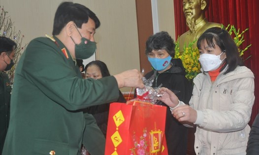 Đại tướng Lương Cường trao quà tới công nhân lao động khó khăn tại chương trình. Ảnh: Quế Chi