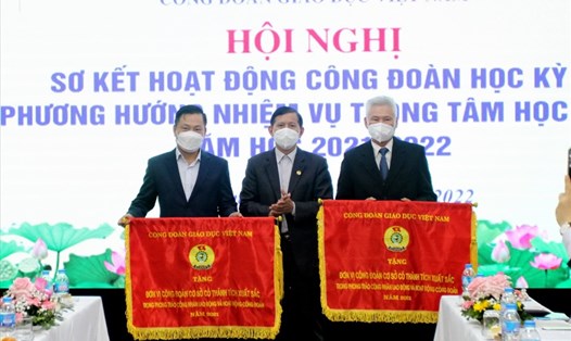 Công đoàn Giáo dục Việt Nam tặng cờ thi đua cho các đơn vị có thành tích xuất sắc. Ảnh NA