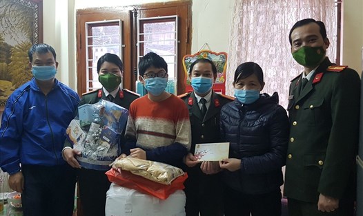 Công đoàn CAND Nguyễn Thanh Hiền đã trao quà cho gia đình chị Đặng Thị Loan.