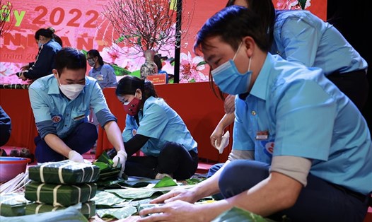 Thi gói bánh chưng tại Tết Sum vầy do Liên đoàn Lao động Thành phố Hà Nội tổ chức sáng 22.1. Ảnh: Hải Nguyễn