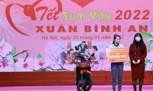 Giải đặc biệt thuộc về chị Nguyễn Thuỳ Liêm – công nhân Công ty TNHH Yamaha Motor Việt Nam. Ảnh: Hải Nguyễn