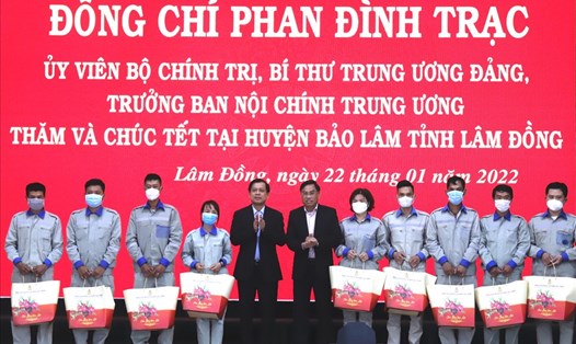 Hàng trăm công nhân Lâm Đồng vui vì được nhận quà Tết.