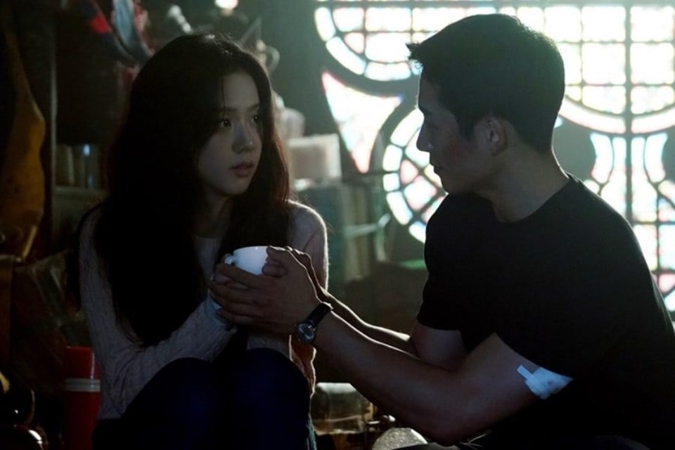 Jung Hae In và Jisoo - BlackPink trong một cảnh quay, Ảnh: NSX.