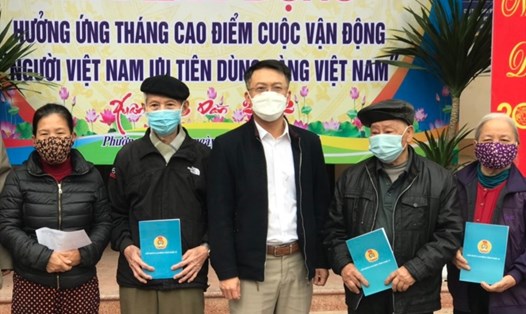 Phó Chủ tịch LĐLĐ tỉnh Nghệ An Nguyễn Chí Công trao quà cho người có công. Ảnh: TT