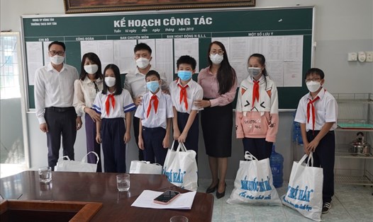 LĐLĐ TP.Vũng Tàu trao quà cho các em học sinh có hoàn cảnh khó khăn trường THCS Duy Tân. Ảnh: T.A