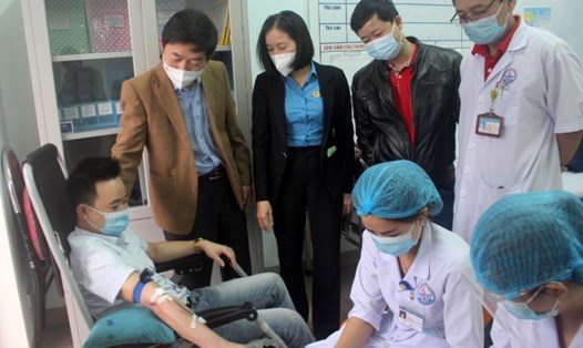 Cán bộ Công đoàn ngành Y tế tỉnh Quảng Trị động viên người lao động tham gia hiến máu. Ảnh: BN.