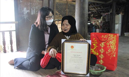 Chủ tịch Liên đoàn Lao động tỉnh Tuyên Quang trao Thiếp mừng thọ, quà của Chủ tịch nước và lãnh đạo tỉnh tới các cụ tròn 100 tuổi trên địa bàn.