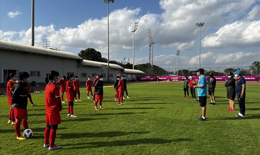 Thầy trò huấn luyện viên Mai Đức Chung vượt khó tại cúp bóng đá nữ Châu Á 2022. Ảnh: VFF