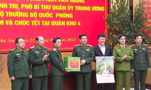 Đại tướng Phan Văn Giang trao quà, chúc Tết lãnh đạo Quân khu 4 và tỉnh Nghệ An. Ảnh: Trần Dũng/Báo Nghệ An