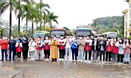 Tuyên Quang tổ chức những chuyến xe "0 đồng" đưa học sinh về quê. Ảnh: LT