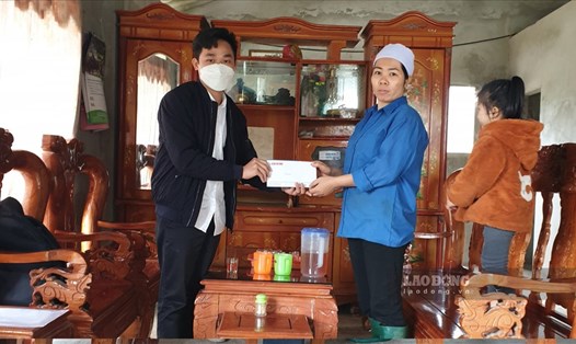 Chị Hà Thị Vũ nhận hỗ trợ từ Quỹ XHTT Tấm Lòng Vàng. Ảnh: AT.