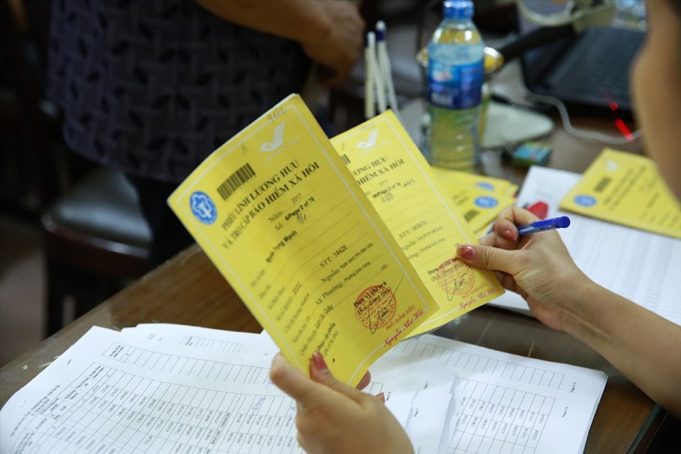 Người dân nhận lương hưu. Ảnh minh hoạ Hải Nguyễn