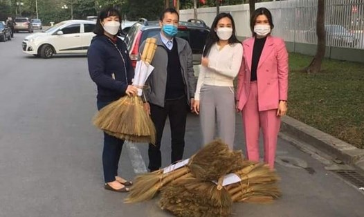 Đoàn viên Công đoàn cơ quan Uỷ ban Nhân dân quận Hà Đông mua chổi chít ủng hộ xã viên khiếm thị. Ảnh: CĐQ