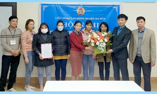 Thường trực Liên đoàn Lao động huyện Hạ Hoà tặng hoa chúc mừng Ban chấp hành lâm thời. Ảnh: Khánh Vân