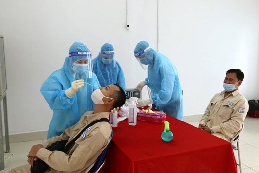 Nhân viên của Tổng Công ty Phát điện 1 được test virus SARS-Cov-2. Ảnh: CĐCC