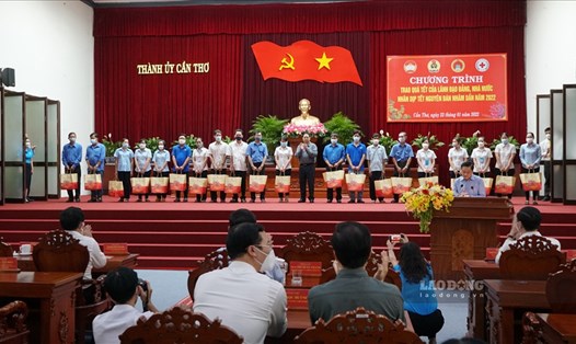 Thủ tướng Chính phủ Phạm Minh Chính trao quà cho đoàn viên Công đoàn, công nhân lao động TP Cần Thơ.