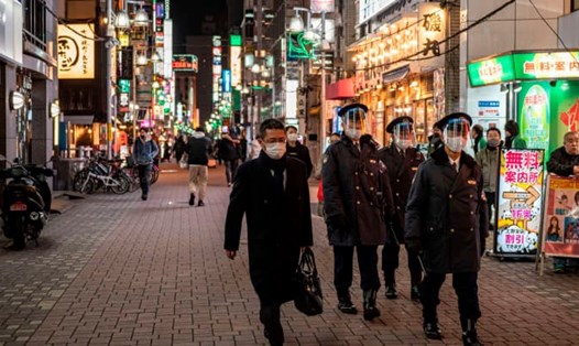 Lực lượng cảnh sát đi tuần tra tại một con phố ở Tokyo, Nhật Bản. Ảnh: AFP
