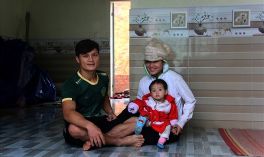 Anh Hồ Văn Long cùng gia đình đón Tết trong căn nhà mới ở xã Phước Kim. Ảnh: Thanh Chung
