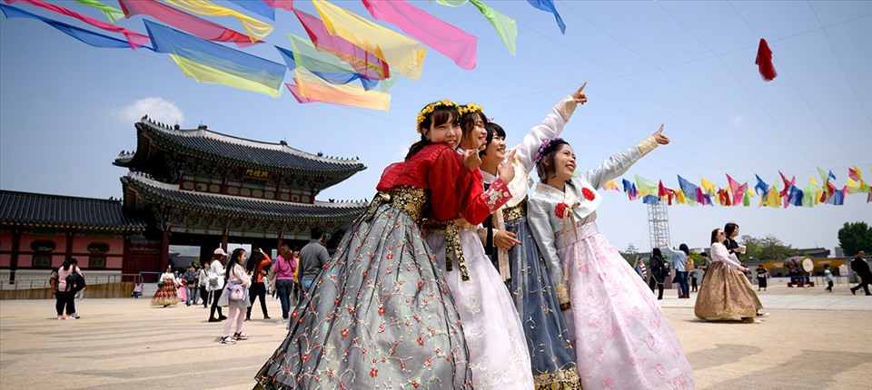 Chào mừng Tết Seollal Hàn Quốc 2024! Dịp này, người dân xứ Kimchi sẽ cùng nhau quây quần ở nhà, ăn món ăn truyền thống và tham gia vào các trò chơi truyền thống. Với những bức ảnh tuyệt đẹp, bạn sẽ có cơ hội tìm hiểu về phong tục, truyền thống và văn hóa đặc trưng của đất nước xinh đẹp này.