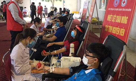 Gần 900 tình nguyện viên trên địa bàn tỉnh Ninh Bình tham gia hiến máu tình nguyện. Ảnh: NT