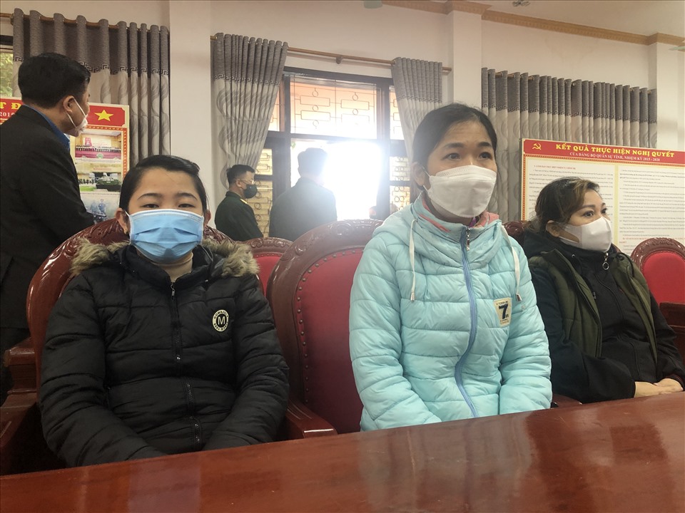 Nữ công nhân Trần Thị Hải Yến (ngoài cùng bên trái) cùng các công nhân có hoàn cảnh khó khăn trong buổi thăm và tặng quà tỉnh Phú Thọ ngày 22.1. Ảnh: Quế Chi