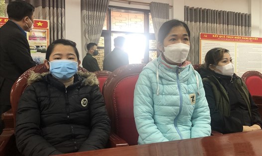 Nữ công nhân Trần Thị Hải Yến (ngoài cùng bên trái) cùng các công nhân có hoàn cảnh khó khăn trong buổi thăm và tặng quà tỉnh Phú Thọ ngày 22.1. Ảnh: Quế Chi